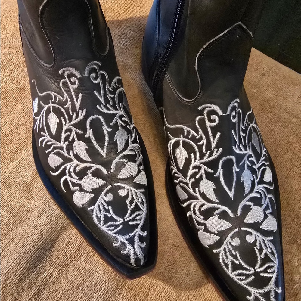 Vero Cuoio Black Leather Western Boots with White Embroidery